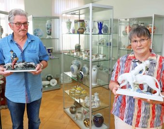 Anette Böhme und Klaus Falk bereiteten am Montag im Herrenhaus die Ausstellung für den Start aus der Sommerpause vor.