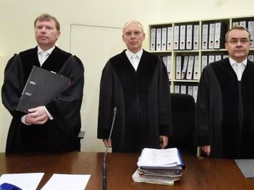 Der Vorsitzende Richter Manfred Götzl (M) und zwei Vertreter seines Staatsschutzsenats sind bereit für die Fortsetzung des Prozesses.