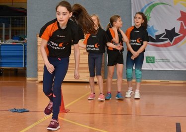 Schülerinnen aus fünf Grundschulen des Vogtlandes traten in Klingenthal zum Wettbewerb "Sportlichstes Mädchen 2022" an. Im Foto die Mannschaft der Grundschule Schöneck beim Dreierhopp. 