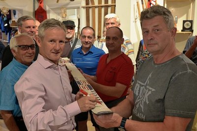 Autogramme auf einem Ski haben beim Treffen der Wintersportler in Schönheide auch Jens Weißflog (links) und vorn Axel Zitzmann gegeben. 
