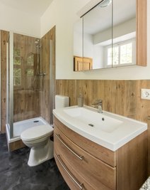 In den Gästezimmern des Nebengebäudes ist viel modernisiert worden - etwa der Bereich Dusche/WC.