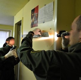 
              <p class="artikelinhalt">Diensthund Vico erhält den Befehl zur Durchsuchung eines Haftraumes.</p>
            