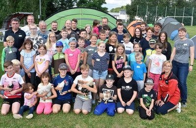 Bereits zum elften Mal trafen sich Jungzüchter aus ganz Sachsen zu einem Sommercamp im Vogtland. Zum Wochenendprogramm gehörten neben gegenseitigem Kennenlernen, Austausch von Erfahrungen und Tierkunde auch ein Gaudi-Wettbewerb, Abende am Lagerfeuer sowie Besuche im Freizeitpark Plohn und im Freibad Elstergarten Oelsnitz. 