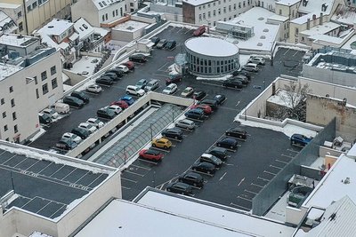 Ziemlich Betrieb auf dem Parkdeck des Conti-Parkhaus in den Zwickau Arcaden. Dort gibt es jetzt keine Parktickets mehr. Die Parkdauer wird über Kennzeichenerfassung festgestellt. 