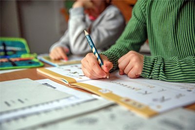 Volkschüler sollen in Polen künftig mehr Freizeit haben: Schriftliche Hausaufgaben sollen ab April für die Erst- bis Drittklässler der Vergangenheit angehören. In den Klassen 4 bis 8 sollen sie nur noch freiwillig erledigt werden.