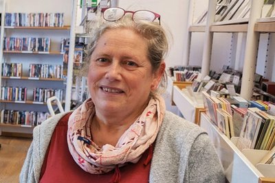 Leiterin Silke Dost an ihrem Arbeitsplatz in der Zschopauer Stadtbibliothek.