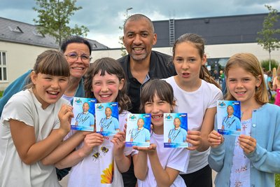 Große Freude über den prominenten Besuch: Robin Szolkowy schrieb Autogramme für die Grundschüler in Chemnitz-Borna.