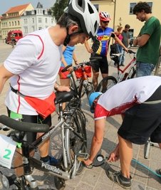 Sven Peitzsch vom Team BSKP Springer-Trio lässt sein Rad vor dem scharfen Start an der Servicestation des Geschäftes Sport-Rad Freiberg fit machen.