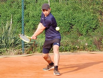 Nasim Star bei einem Rückhandschlag. Er holte am Wochenende einen von zwei Titeln für den ausrichtenden 1. TC Zwickau. 