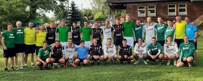 Das Foto für die Vereinschronik entstand nach dem Turnier am Samstagnachmittag und zeigt die Nationalspieler (weiße beziehungsweise hellgrüne Trikots und weiße Hosen), die Waldkirchener Nachwuchsmannschaft (schwarze Trikots) und die Sachsenauswahl (grün-weiße Trikots). 