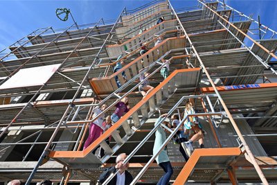 Im September 2023 war Richtfest an der Grundschule Adelsberg. Eigentlich sollte der Ausbau beendet sein.