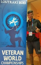 Daniel Franke am Schild der Veteranen-WM im griechischen Loutraki am Golf von Korinth. 