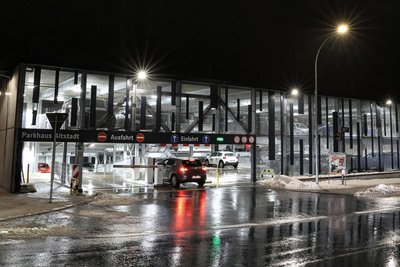Gehört inzwischen zum vertrauten Stadtbild: das altstadtnahe Parkhaus an der Erlaer Straße in Schwarzenberg. Vor gut einem Jahr wurde das Bauwerk eingeweiht, das die Stadt ohne Fördermittel stemmte.