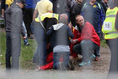 Eine Ordnerin der Leipziger wurde durch ein Tor, das sich plötzlich abrupt öffnete, getroffen und verletzt. Sie gehörte zu den sieben Verletzten am Rande der Regionalliga-Partie.