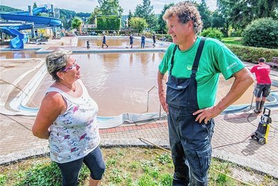 Brigitte Schubert und Frank Nebel im Burkhardtsdorfer Bad. 