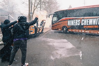 Etwa 70 Fans verabschiedeten die Niners am Montagnachmittag mit Bannern, Pyro und Masken im Gesicht Richtung Weißenfels.