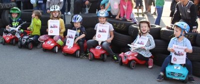 Auch die Bobbycarpiloten machen beim Seifenkistenrennen am Samstag wieder mit. Hier die Siegerehrung 2019. 
