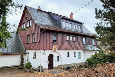 In dieser Gestalt gibt es das Pfarrgemeindehaus der katholischen Kirche am Graulsteig in Schwarzenberg-Wildenau wohl nicht mehr, wenn es 100 Jahre alt wird. Geplant sind teilweiser Rückbau und Sanierung. 