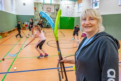 Klassenlehrerin Petra Nebe, hier im Sportunterricht, organisierte Lernpatenschaften für die Fächer, bei denen das Mädchen trotz aller Hilfe nicht am Unterricht teilnehmen konnte.