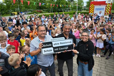 Großes Hallo in der Grundschule Borna, die erste in Chemnitz, die ein solches Schild erhielt: Im Foto vorn von links: Schulleiter Tilo Oeser, Ex-Eiskunstläufer Robin Szolkowy und Susann Peschel vom Netzwerk.