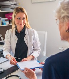Die Hausärztin Dr. Raina Hübschmann (links) hat eine Corona-Schwerpunktpraxis in Zwönitz. Hier im Gespräch mit einer Mitarbeiterin.
