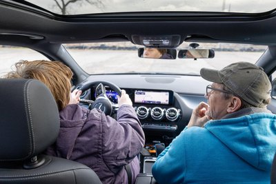 Claudia Juckenburg hat das Lenkrad fest im Griff. Neben ihr erklärt Fahrlehrer Andreas Karl jeden Schritt und sorgt dafür, dass die Fahrt sicher verläuft.