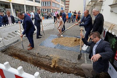 Die Baugrube wird - zumindest symbolisch - schon mal verschlossen.