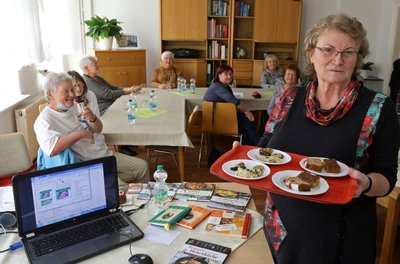 Autorin Regina Röhner, im Frauenzentrum längst Stammgast, zeigt schon mal, was sie für den Vortrag in ihrer "Hexenküche" als Kostproben für die Gäste zubereitet hat. 