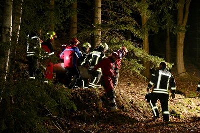 Gerettet: Der Verunglückte wird zum Krankenwagen gebracht.