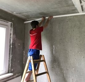 Der Rohbau ist fertig. Luigi Frank von einer Grünhainichener Elektrofirma verlegt Stromleitungen.