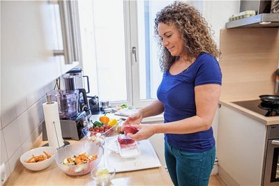Küchenhygiene ist im Sommer besonders wichtig, denn bei Hitze vermehren sich die Keime schnell.