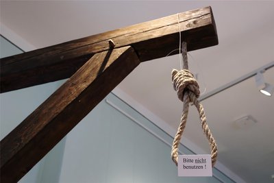 Auch ein Galgen wurde in den Räumen der Sonderschau errichtet.