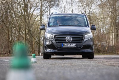 Ein Fahrschulauto fährt über den abgesperrten Verkehrsübungsplatz in Chemnitz. Hier können Blinde und Sehbehinderte unter Anleitung von Fahrlehrern selbst ans Steuer.