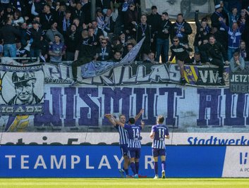 Aues Ben Zolinski (l-r) bejubelt sein Tor zum 0:2 mit Jann George und Nicolas Kühn.