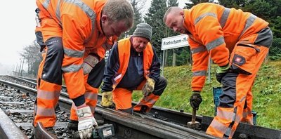 Im Bahnhofsbereich Kretscham-Rothensehma zogen Ronny Wolf (r.) und Ronny Titze (l.) die Schrauben einer Weiche fest. Bahnbetriebsleiter Sven Oettel kontrolliert das Baugeschehen. 