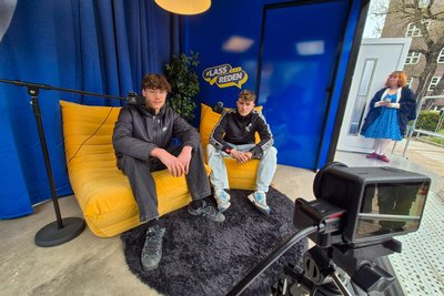 Lucas Halser (l.) und Luca Lehmann sprechen im blauen Container über Politik.