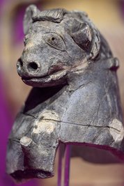Die Nachbildung einer Aquamanile, eines mittelalterlichen Gießgefäßes, in der Ausstellung „Zinn & Sein“.