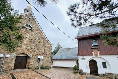 Katholische Kirche (links) und Gemeindehaus (rechts) in Schwarzenberg. Der Saalanbau (Mitte) soll bei den geplanten Rückbau- und Sanierungsarbeiten am Gemeindehaus erhalten bleiben.  