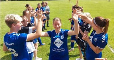 Bei der Auswechslung in ihrem letzten Spiel (14:0 bei der SpG Pfaffengrün/Zobes) wurde Susan Degenkolb von ihren Mitspielerinnen würdig verabschiedet.
