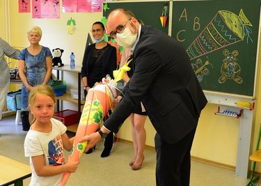 Kultusminister Christian Piwarz überreichte zunächst an der Grundschule Grünlichtenberg eine Zuckertüte an Amelie. 