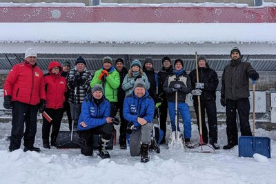 Hilfe kommt von überall: So schauten einige Aktive des Biathlon-Teams Schwarzenberg vorbei, um den Organisatoren bei den Vorbereitungen am Schießstand unter die Arme zu greifen.