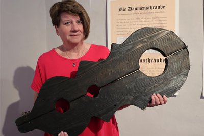 Museumsmitarbeiterin Anette Barth zeigt die „Halsgeige“, die von den Besuchern sogar getestet werden kann.