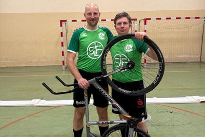 Robby Hupfer (links) und Andre Haase vom RV Edelweiß Fraureuth sind mit zwei Siegen und zwei Niederlagen in die neue Saison der Radball-Oberliga Sachsen gestartet.