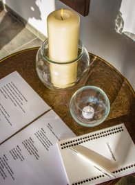 Ein Licht und ein Buch: Wer möchte, kann seine Gedanken zum Erinnern aufschreiben.