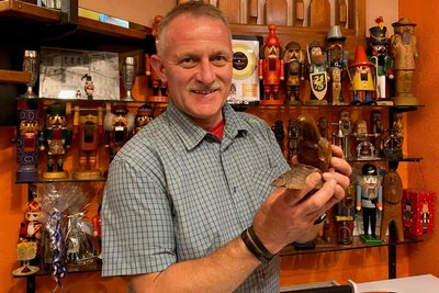 Uwe Löschner im Nussknackermuseum in Neuhausen vor einigen seiner Neuerwerbungen. Er hält eine Nusszange aus dem Grödnertal (Südtirol) in der Hand, die um 1850 angefertigt wurde.