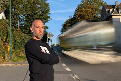 Patrick Uhlmann an der Hohensteiner Straße in Stollberg. Eine viel befahrene Stelle, an der keine Verkehrshelfer mehr im Einsatz sind.