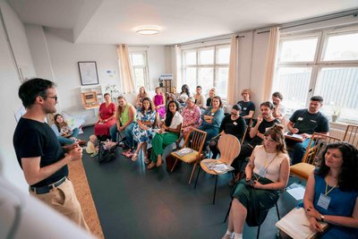 Christian Atz (links) stellt in der Gründungsgarage die Idee seines Chatbots gegen Einsamkeit vor.