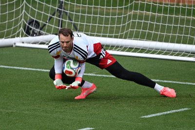 Manuel Neuer packt für sein WM-Comeback im Training richtig zu. 