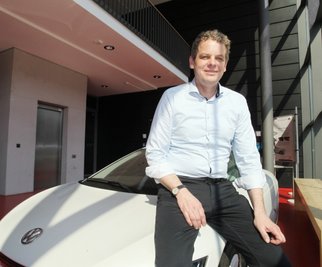Jörn Getzlaff mit dem Ein-Liter-Auto von VW. Vom XL 1 wurden nur 200 Stück hergestellt und für je 111.000 Euro verkauft. Eines davon ist im Zwickauer Hochschulcampus auf dem Scheffelberg ausgestellt. 