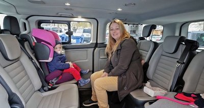 Mega viel Platz. Sandra Hanf und Tochter Freya im Fahrgastraum des Tourneos. Vanessa, Thalea und Jessica waren zum Fototermin verhindert. 